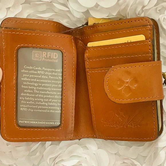 SOLD Patricia Nash 🦋 Iberia Leather Bifold Wallet in Tan Birds of Paradise NWT - Picture 3 of 7